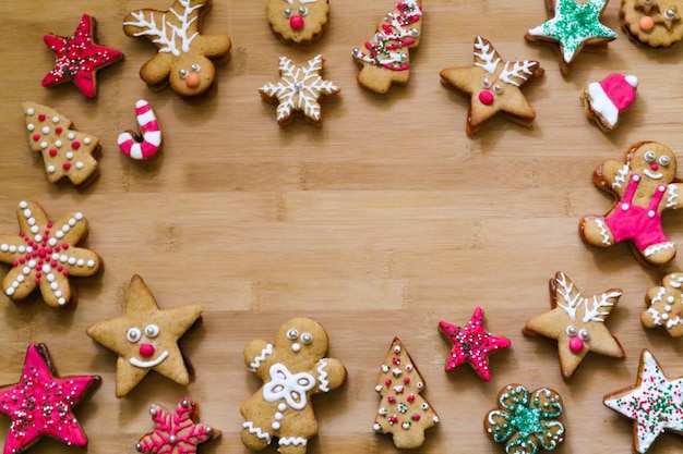 Foto vista de ángulo alto de las galletas en la mesa