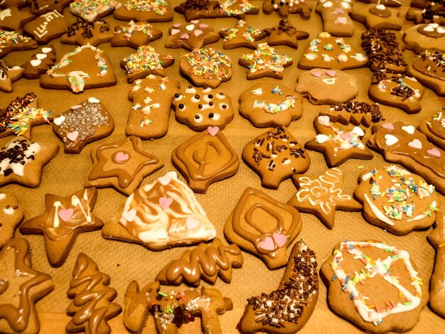 Foto vista de ángulo alto de las galletas en la mesa