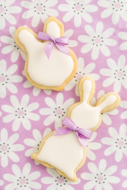 Foto vista de ángulo alto de las galletas en la mesa