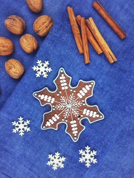 Foto vista de ángulo alto de galletas de pan de jengibre con limón y nueces de canela en la mesa