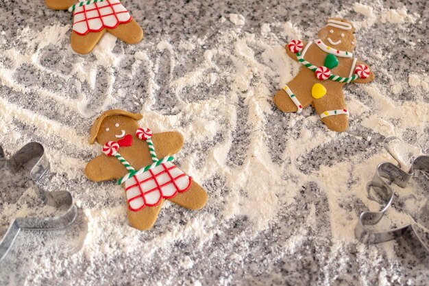 Foto vista de ángulo alto de las galletas de pan de jengibre en la mesa