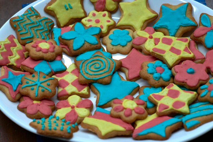 Foto vista de ángulo alto de las galletas en el plato sobre la mesa