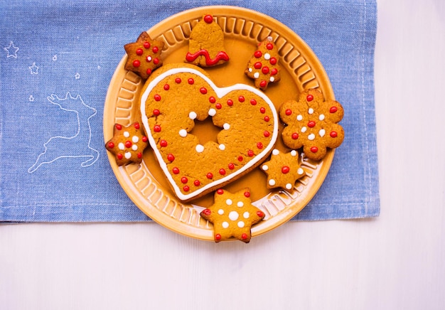 Vista de ángulo alto de las galletas en el plato sobre la mesa