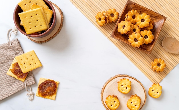 Foto vista de ángulo alto de las galletas en el plato sobre la mesa