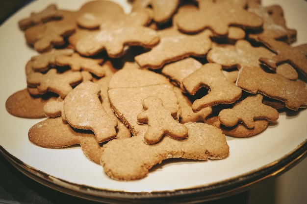 Vista de ángulo alto de las galletas en el plato