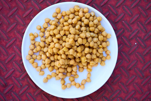 Vista de ángulo alto de los garbanzos en el plato