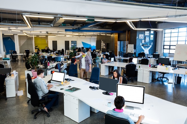 Foto vista de ángulo alto de gente de negocios trabajando