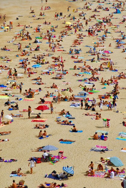 Vista en ángulo alto de la gente en la playa