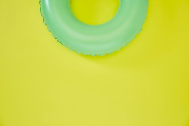 Foto vista de ángulo alto del globo amarillo