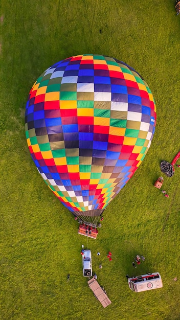 Foto vista de ángulo alto de los globos de aire caliente