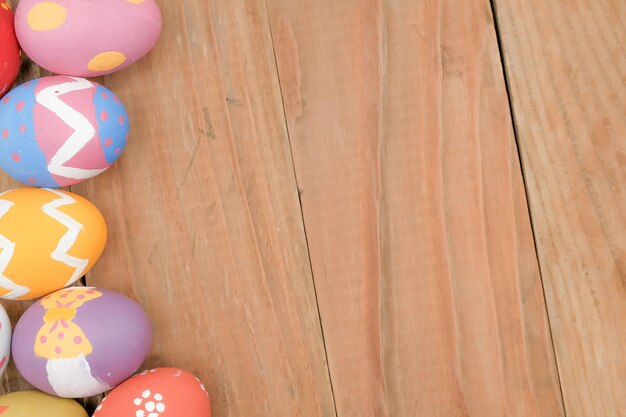 Foto vista de ángulo alto de globos multicolores en la mesa