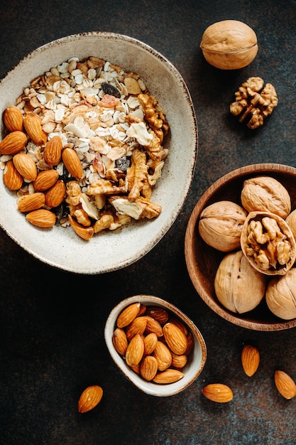 Vista de ángulo alto de granola matutina con almendras y nueces