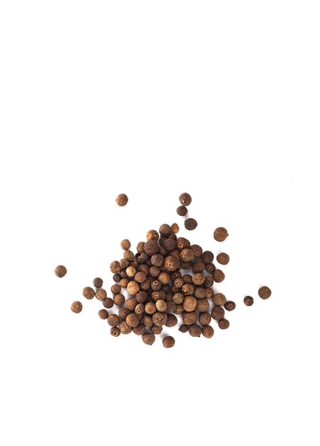 Vista de ángulo alto de los granos de café contra un fondo blanco
