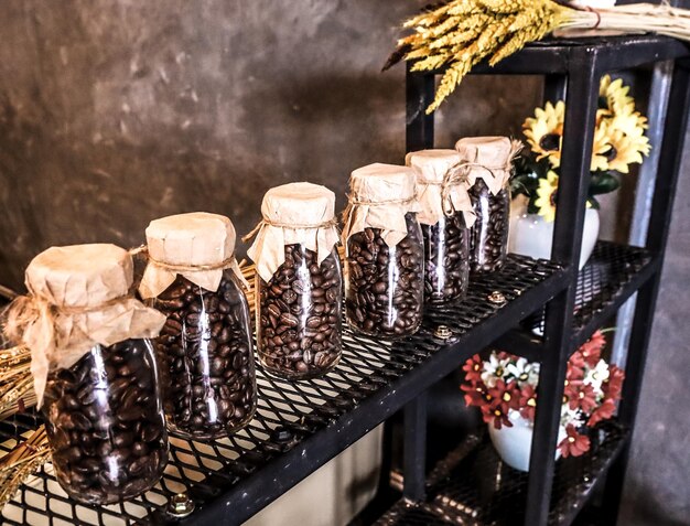 Foto vista de ángulo alto de los granos de café en frasco en el estante