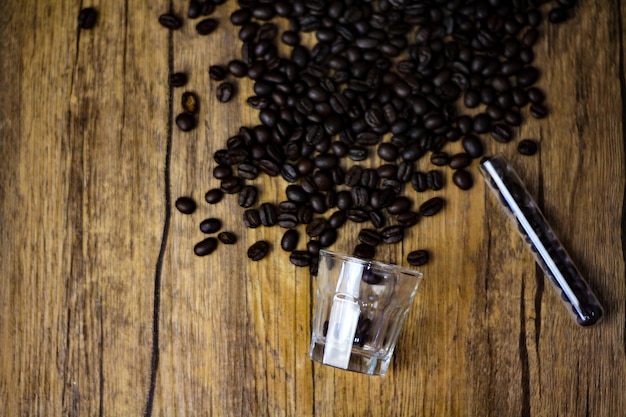 Foto vista de ángulo alto de los granos de café en la mesa