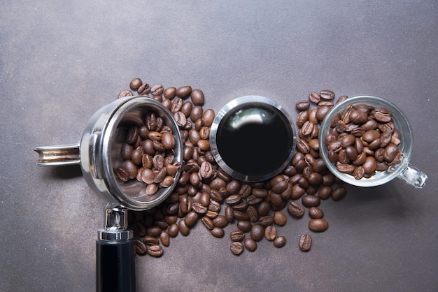 Vista de ángulo alto de los granos de café en la mesa