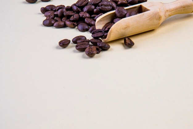 Vista de ángulo alto de los granos de café en la mesa