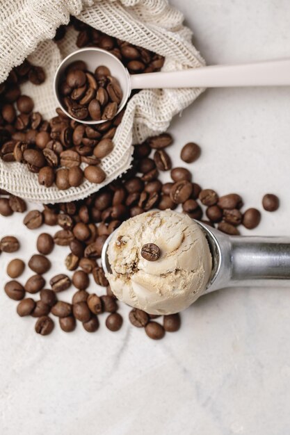 Foto vista de ángulo alto de los granos de café en la mesa