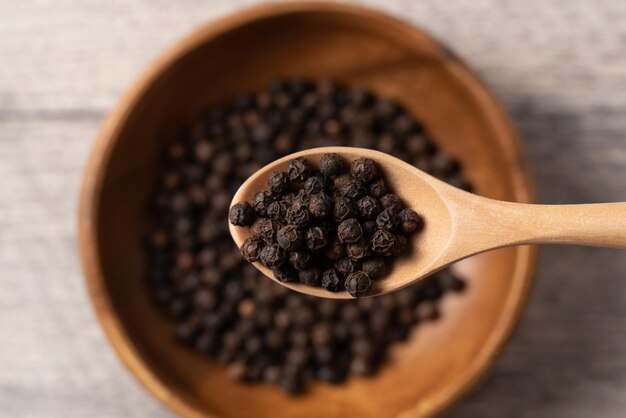 Foto vista de ángulo alto de los granos de café en la mesa