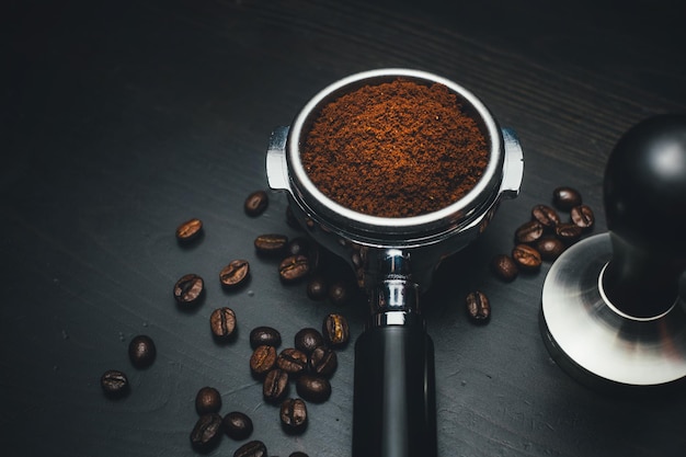 Vista de ángulo alto de los granos de café en la mesa