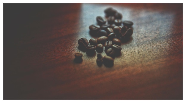 Foto vista de ángulo alto de los granos de café en la mesa