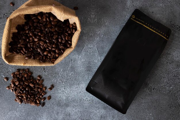 Foto vista de ángulo alto de los granos de café en la mesa