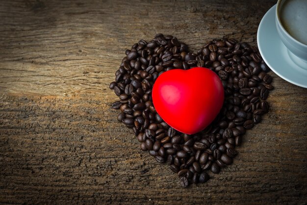 Foto vista de ángulo alto de los granos de café en la mesa