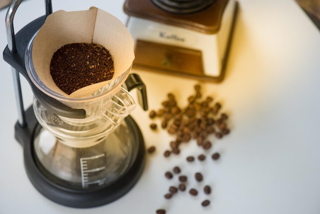 Vista de ángulo alto de los granos de café en la mesa