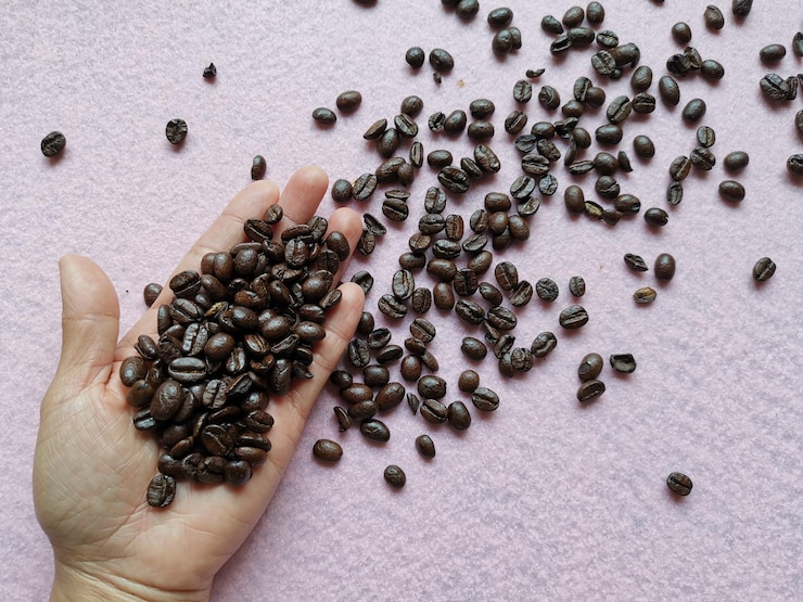 Foto vista de ángulo alto de los granos de café en la mesa