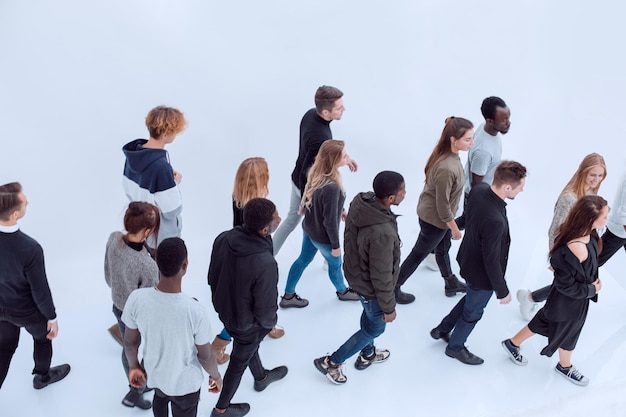 Foto vista de ángulo alto del grupo de personas multiétnicas felices levantando han