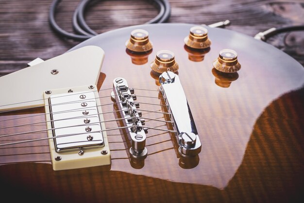 Vista de ángulo alto de la guitarra en la mesa