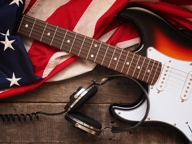 Foto vista de ángulo alto de la guitarra en la mesa