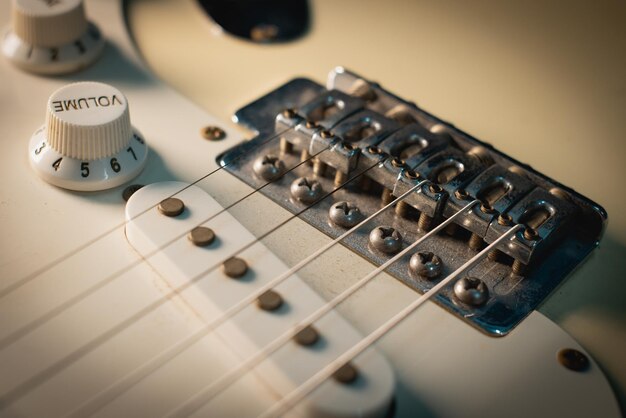 Vista de ángulo alto de la guitarra en la mesa