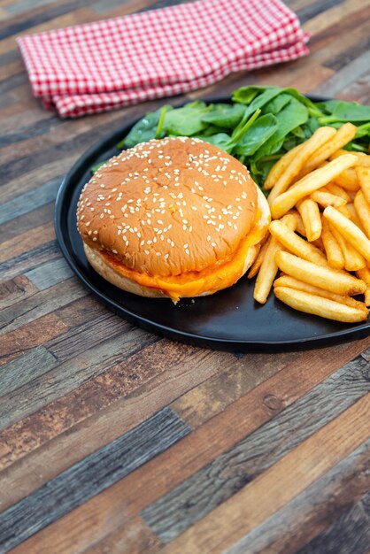 Foto vista de ángulo alto de la hamburguesa en la mesa