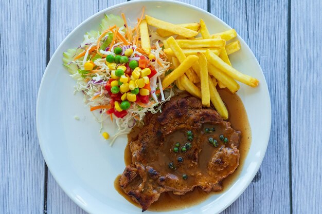 Foto vista de ángulo alto de la hamburguesa en el plato sobre la mesa