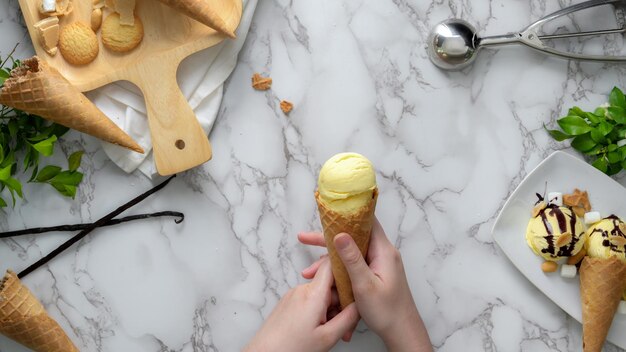 Foto vista de ángulo alto de helado en la mano