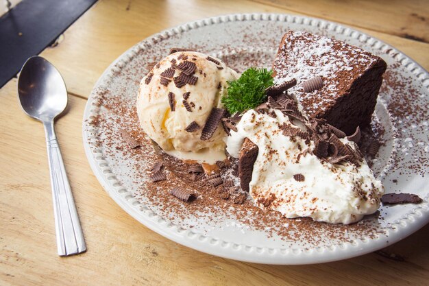 Foto vista de ángulo alto del helado en el plato sobre la mesa