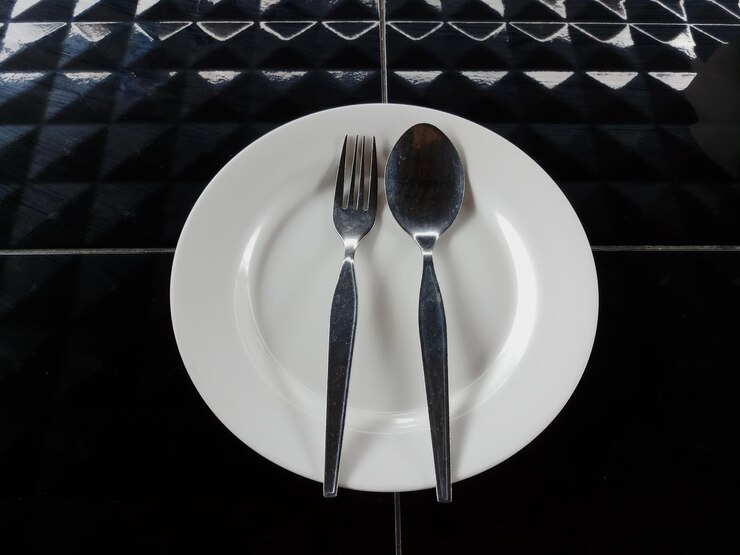 Foto vista de ángulo alto del helado en el plato sobre la mesa
