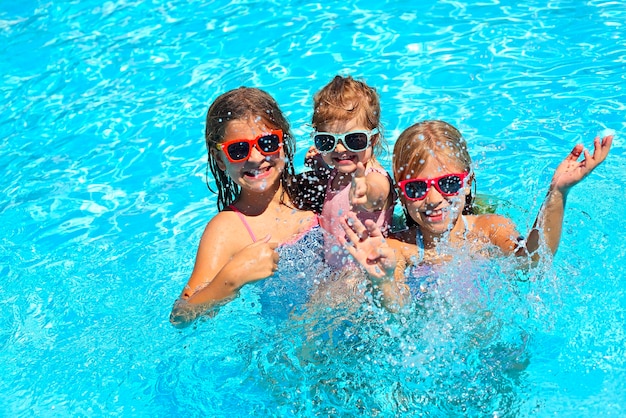 Vista de ángulo alto de hermanos disfrutando en la piscina