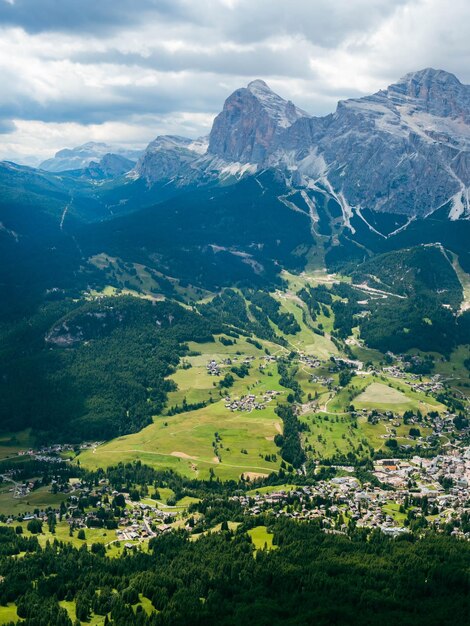 Foto vista desde un ángulo alto de la hermosa aldea de cortina en los alpes italianos dolomitas