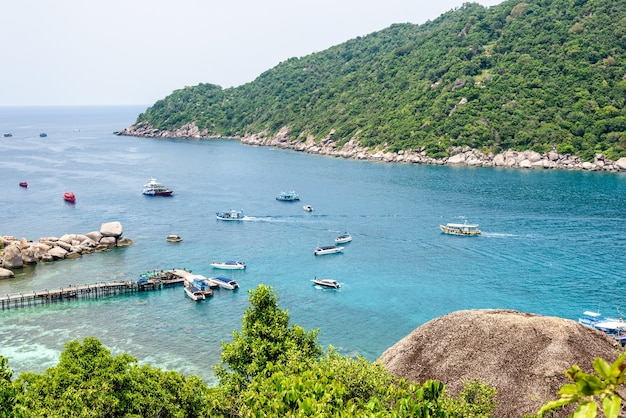 Vista de ángulo alto hermoso paisaje natural mar en Ko Tao y muelle para viaje en barco en la isla de Koh Nang Yuan durante el verano es una famosa atracción turística en el Golfo de Tailandia, Surat Thani, Tailandia