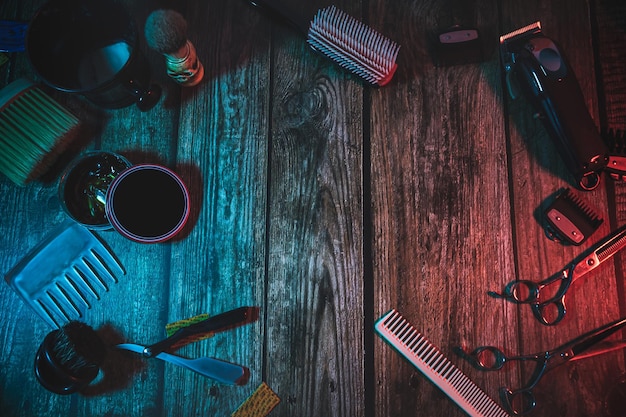 Foto vista de ángulo alto de las herramientas de barbero en la mesa