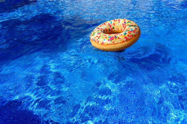 Foto vista de ángulo alto del hielo flotando en la piscina