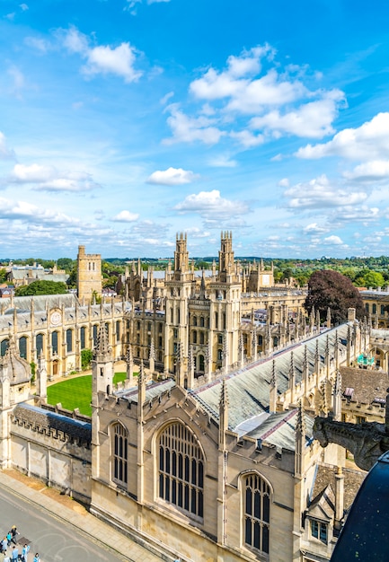 Vista de ángulo alto de High Street de la ciudad de Oxford, Reino Unido