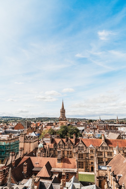 Vista de ángulo alto de High Street de la ciudad de Oxford, Reino Unido