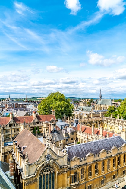 Vista de ángulo alto de High Street de Oxford City, Reino Unido