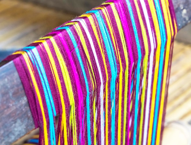 Foto vista de ángulo alto de hilos multicolores en máquinas en la industria textil