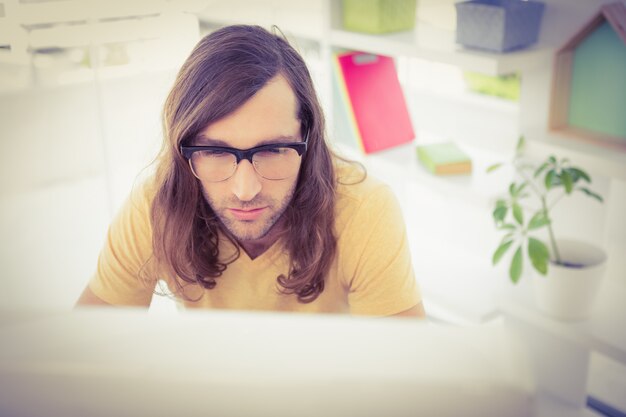 Vista de ángulo alto de hipster trabajando en el escritorio en la oficina