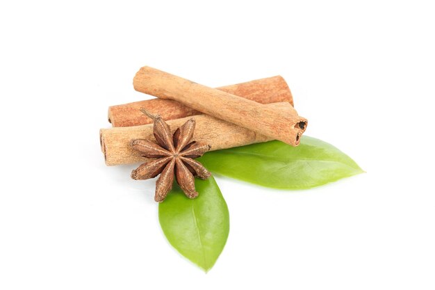 Vista de ángulo alto de una hoja de plátano sobre un fondo blanco