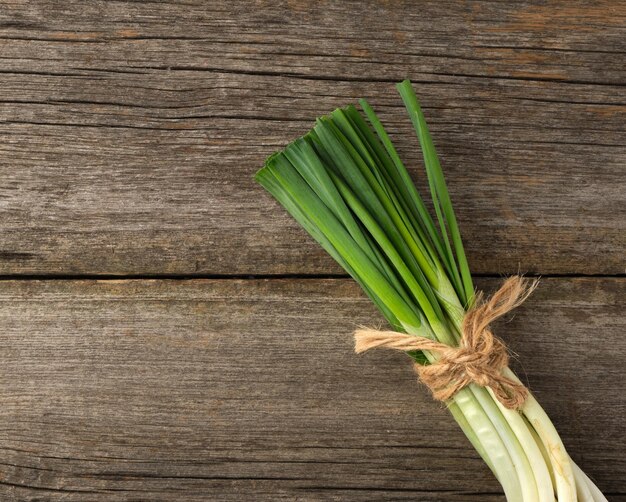 Foto vista de ángulo alto de la hoja verde en la madera